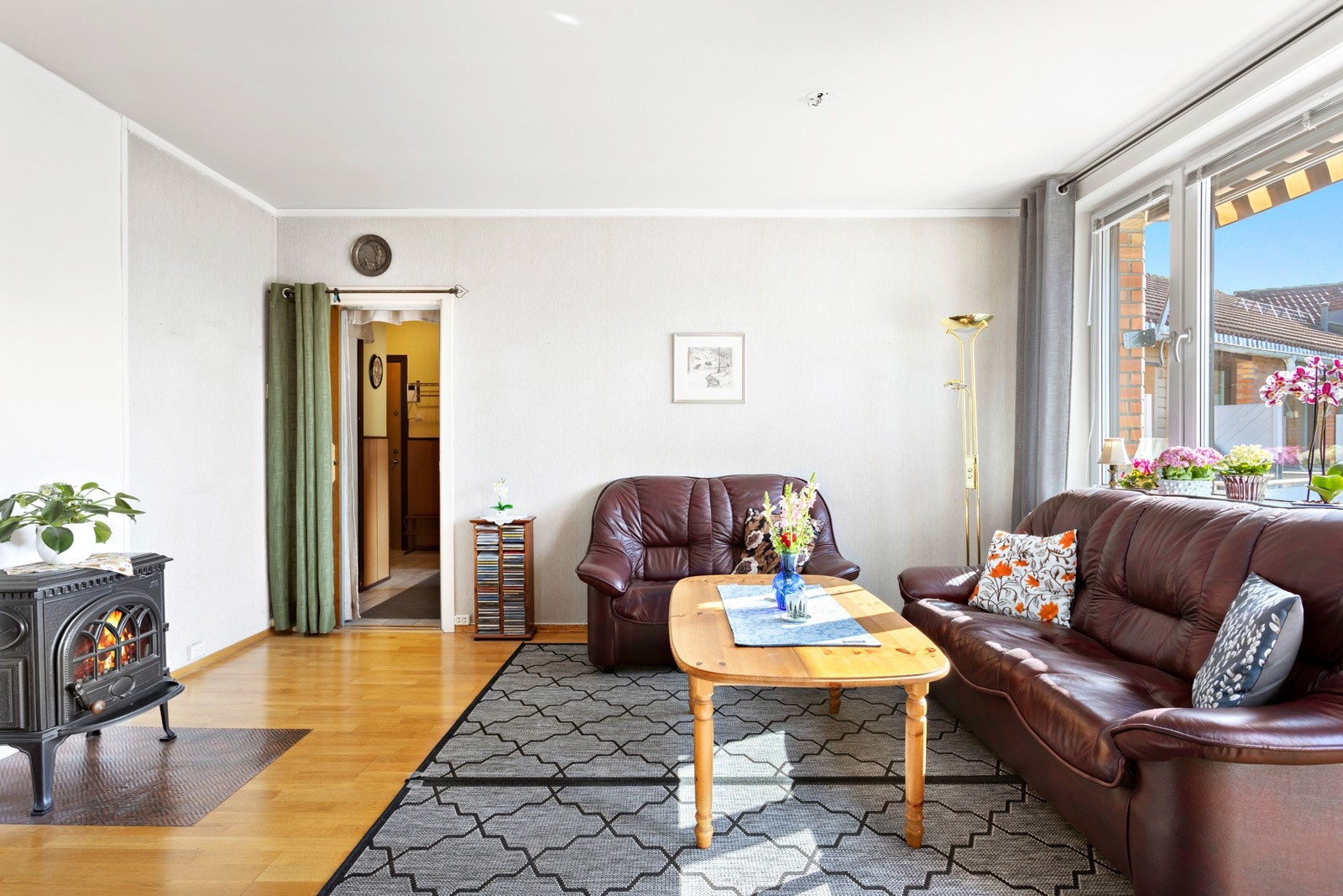 Stuen oppleves som hjertet av boligen, og her er det plass for familie og venner Galleribilde