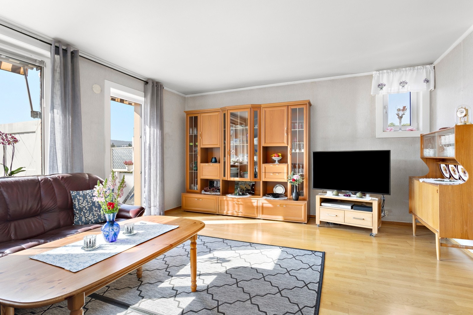 Stuen har god plass til både sofagruppe, medievegg og annet møblement Galleribilde