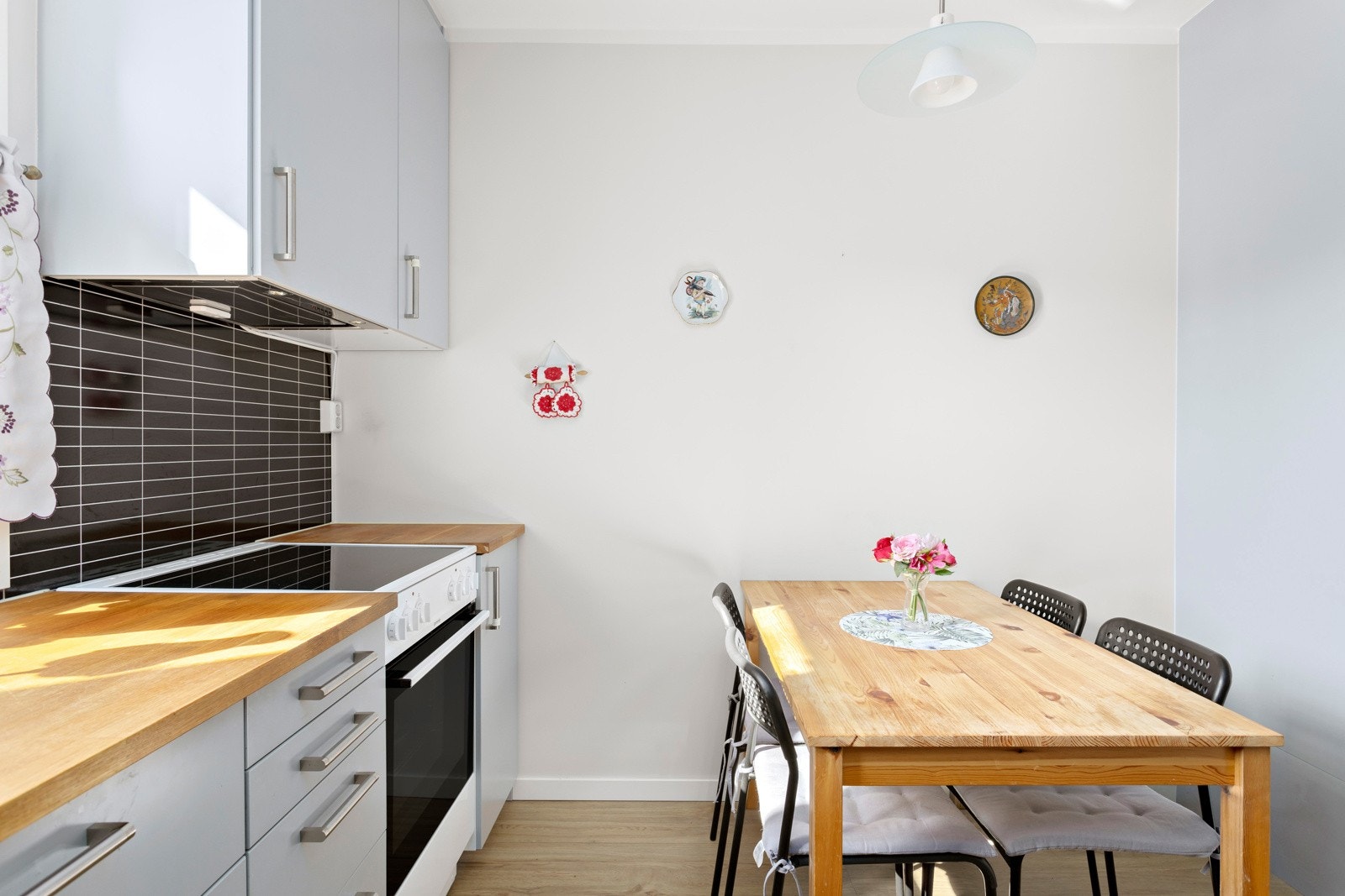 Kjøkkenet er romslig og har god plass for spisestue Galleribilde