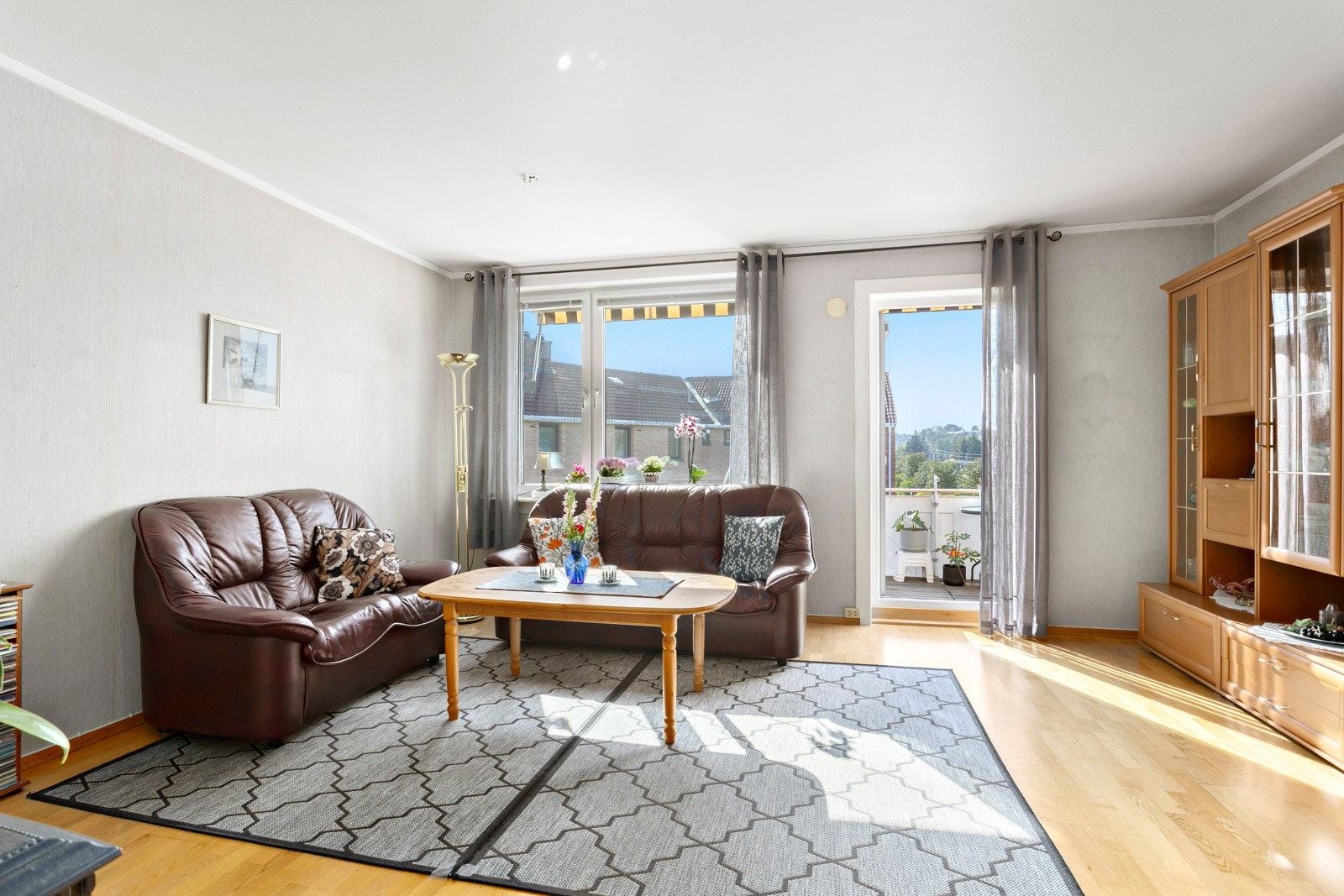 Store vindusflater sørger for rikelig med naturlig lysinnslipp Galleribilde