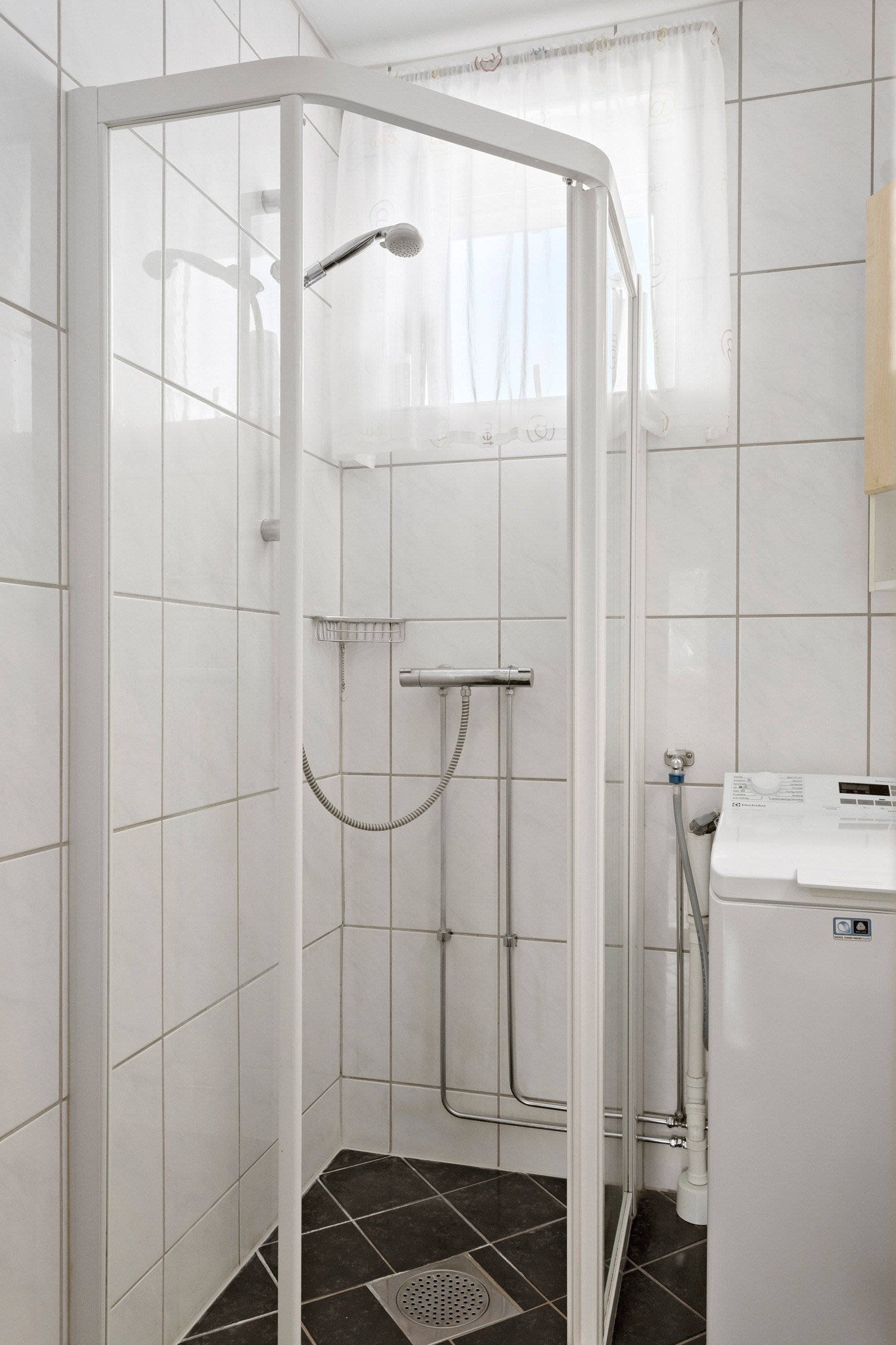 Dusj på gulv med faste felt og dør i herdet glass Galleribilde