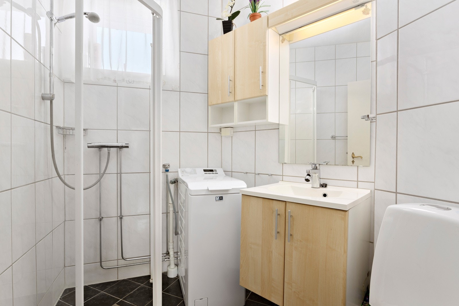 Flislagt baderom med varmekabler - perfekt for kalde vinterdager! Galleribilde