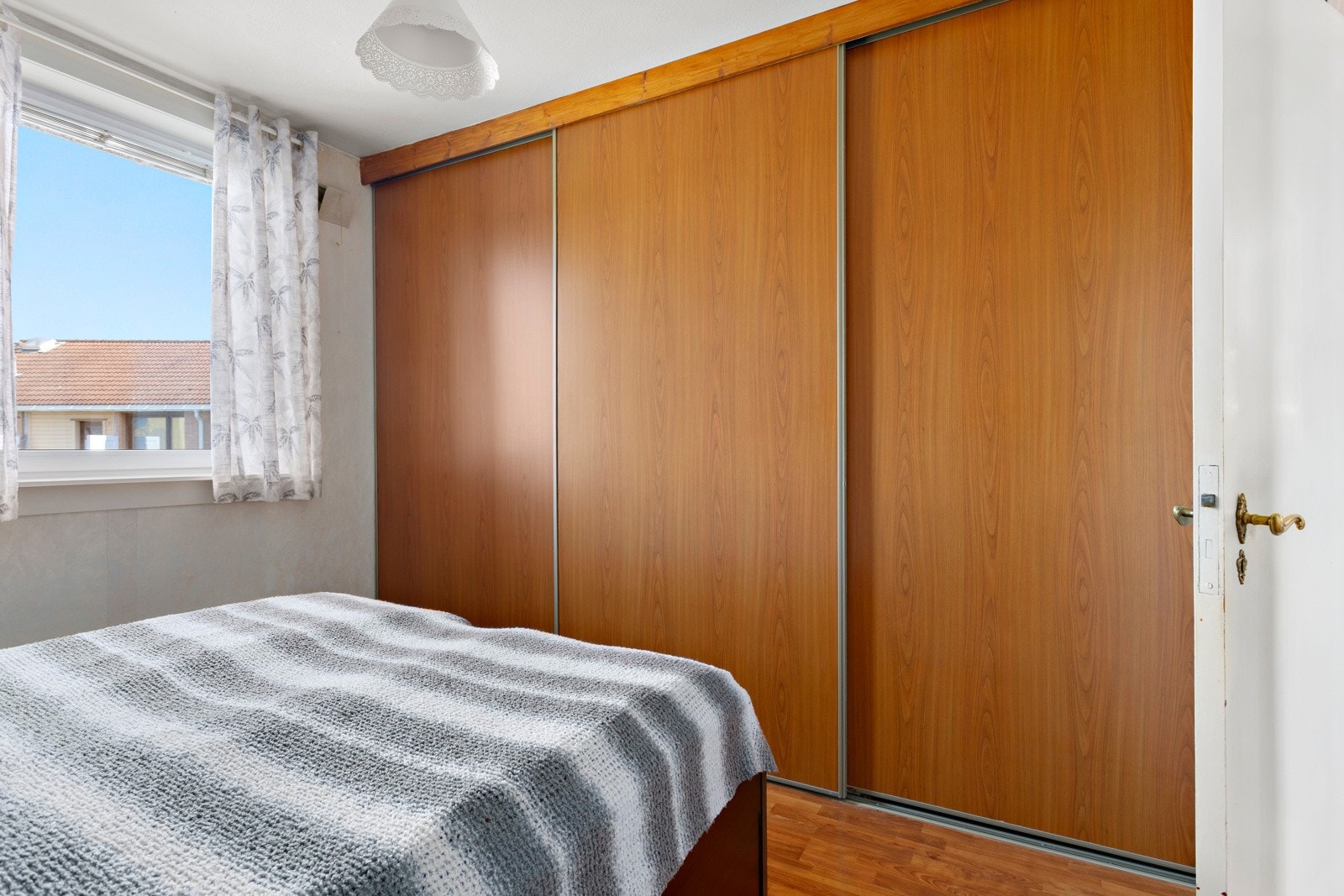 Den praktiske garderobeinnredningen sørger for at klær og tilbehør alltid er lett tilgjengelig og pent organisert Galleribilde