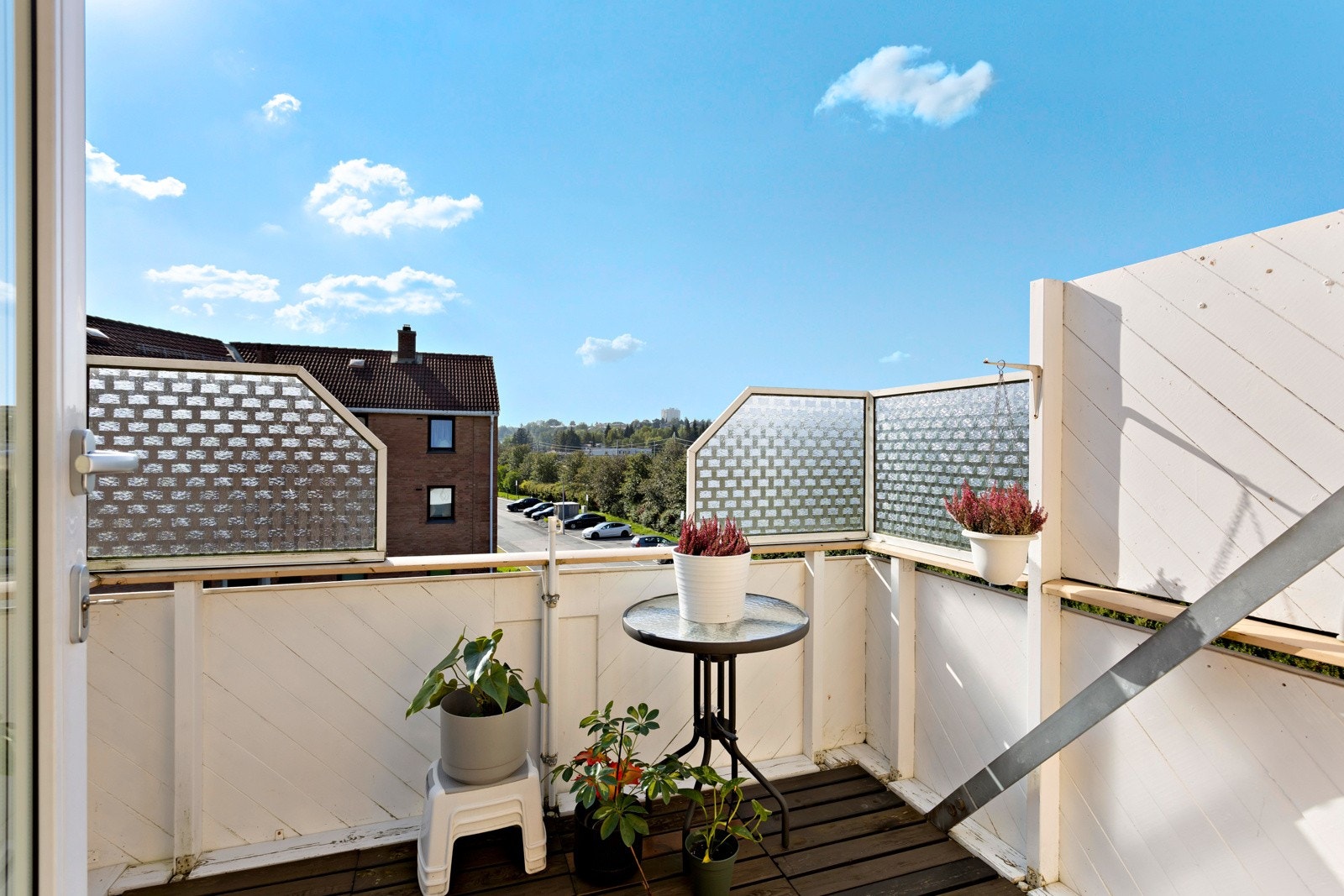 Henrik Wang ved din lokale eiendomsmegler EIE Stovner har gleden av å presentere Stjerneblokkveien 21! Galleribilde