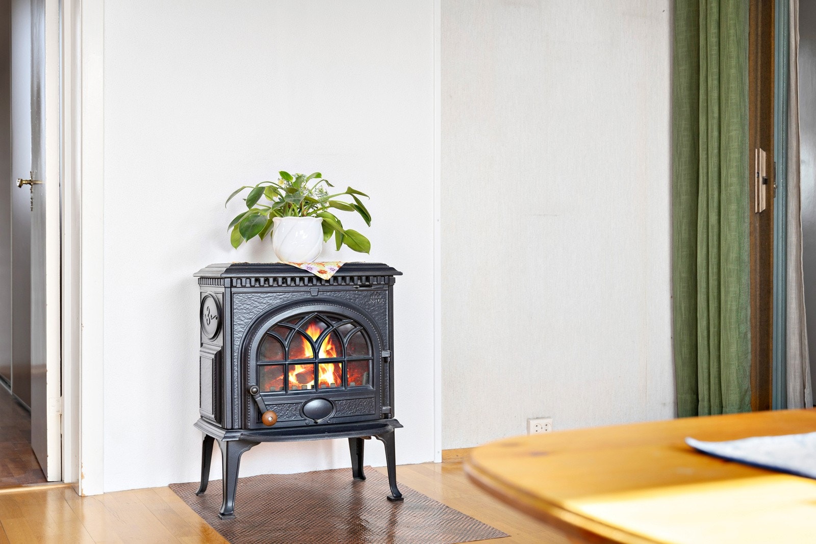 Skap en koselig atmosfære og varm opp huset med en peisovn Galleribilde