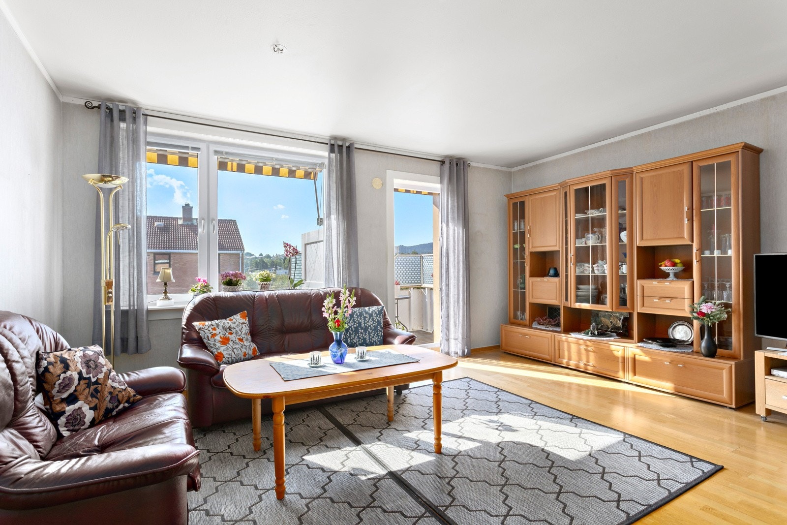 Romslig stue med god plass til møblering Galleribilde