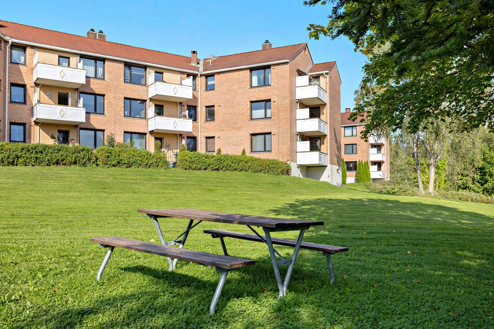 Borettslaget tilbyr trivelige uteområder, perfekte for å nyte solrike dager og hyggelige sammenkomster Galleribilde