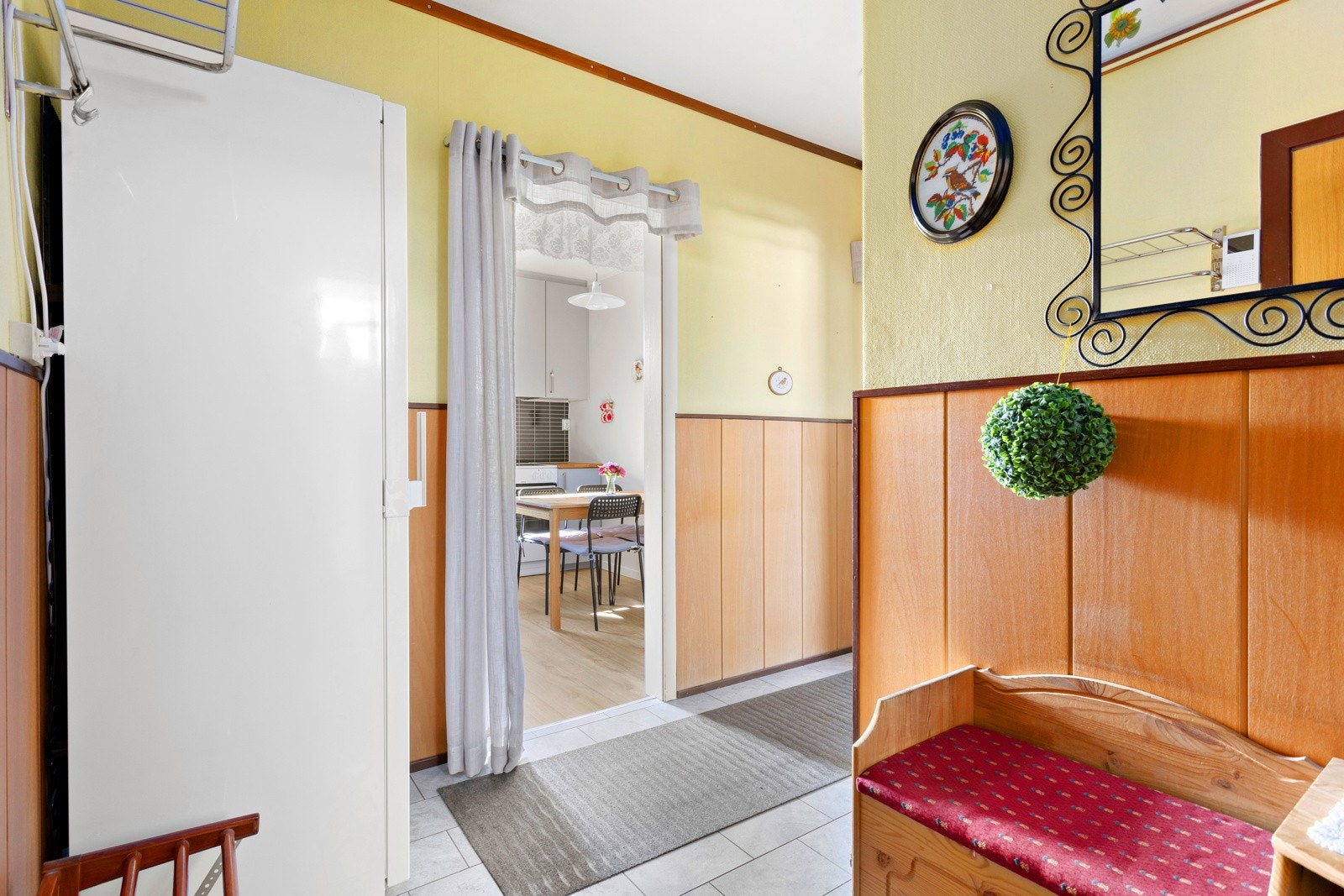 Entréen tilbyr rikelig med plass til oppbevaring av yttertøy og sko Galleribilde