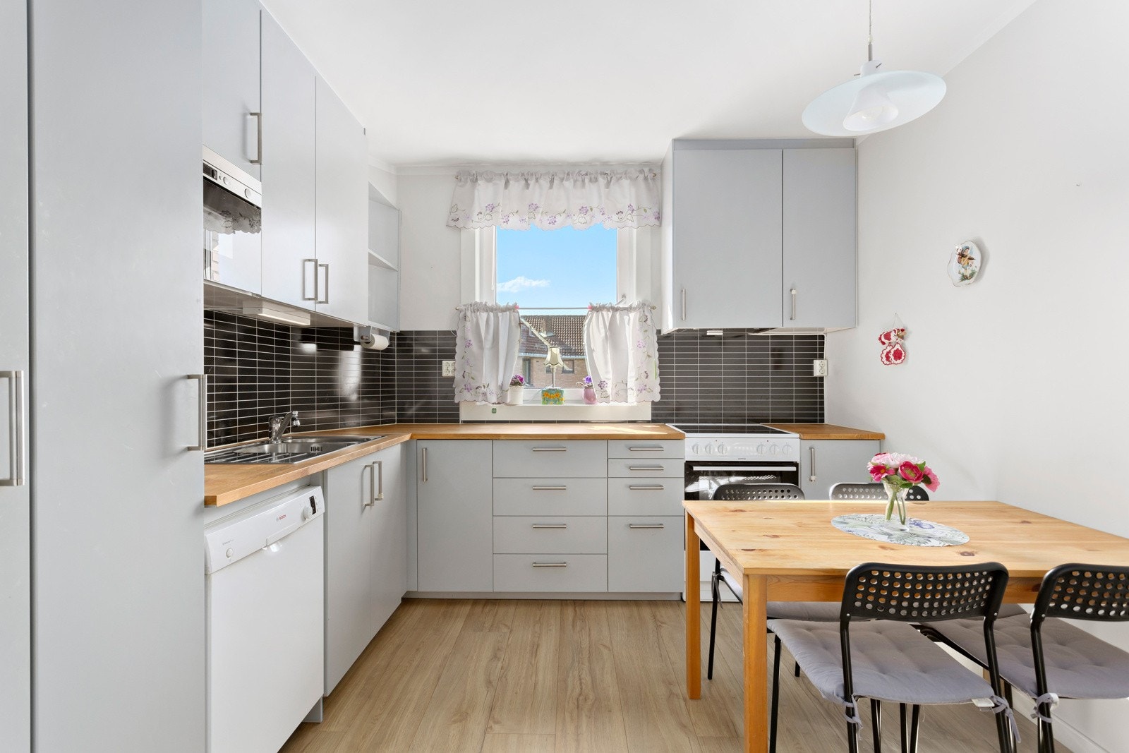 Kjøkkeninnredning med glatte fronter og benkeplate av heltre fra 2015 Galleribilde