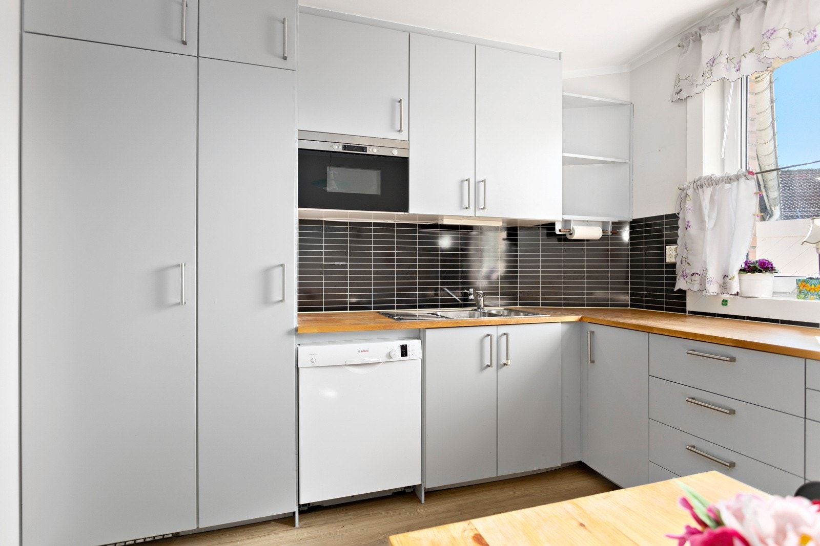 Kjøkkenet tilbyr rikelig med skap- og benkeplass, perfekt for både matlaging og oppbevaring Galleribilde