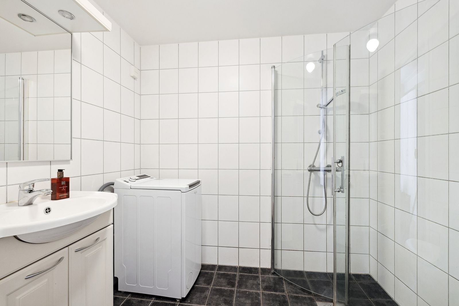 Pent flislagt bad med varmekabler. Vaskemaskin medfølger Galleribilde