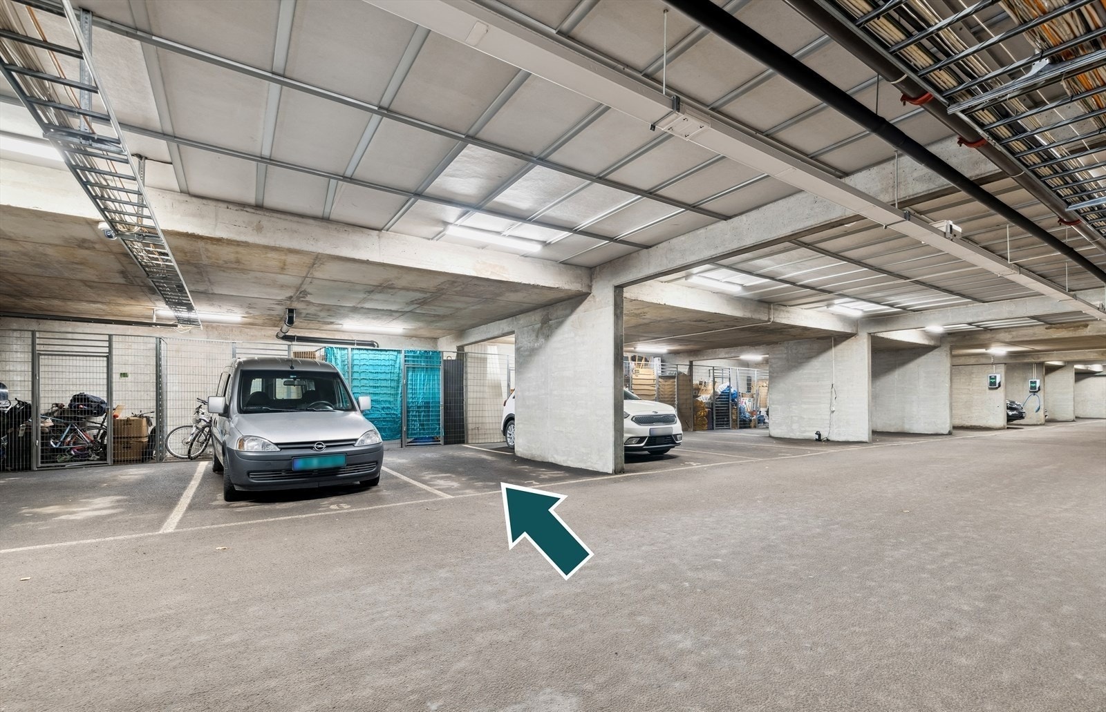 Garasjeplass med direkte heisadkomst medfølger Galleribilde