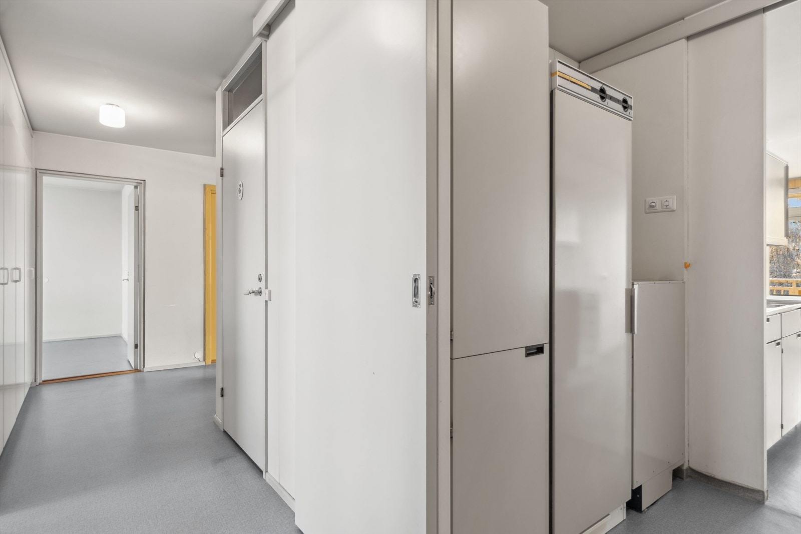 Fra entrè/gang med inngang til flere rom. Galleribilde