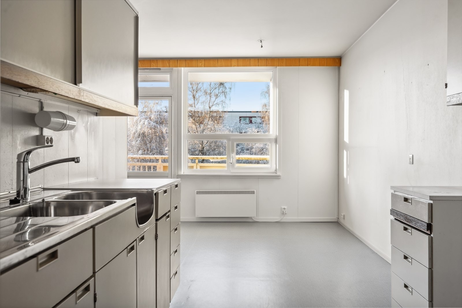 Fra kjøkken med god plass til spiseplass/spisestue. Galleribilde