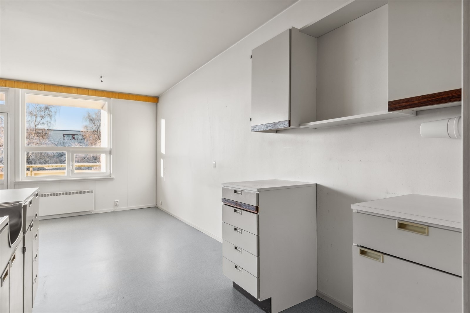 Lys, åpen og praktisk planløsning mellom kjøkken og stue. Godt med skapplass. Galleribilde