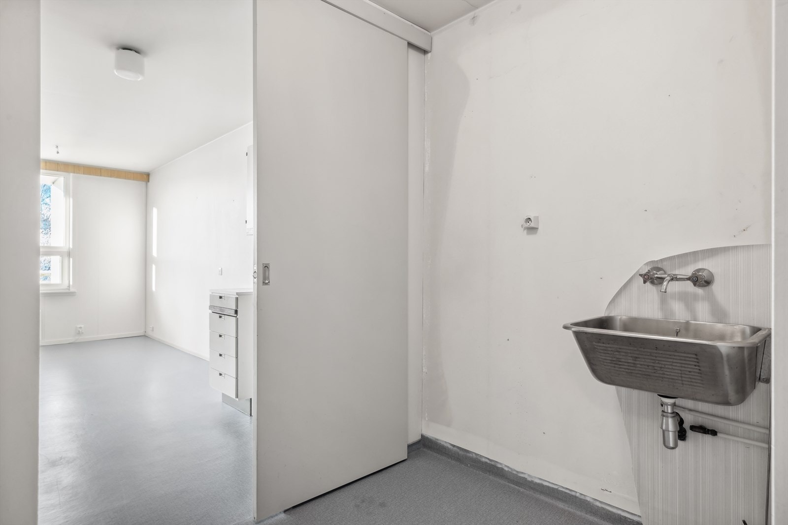 Vaskerom på 4,8 m² med skyllekum. Galleribilde