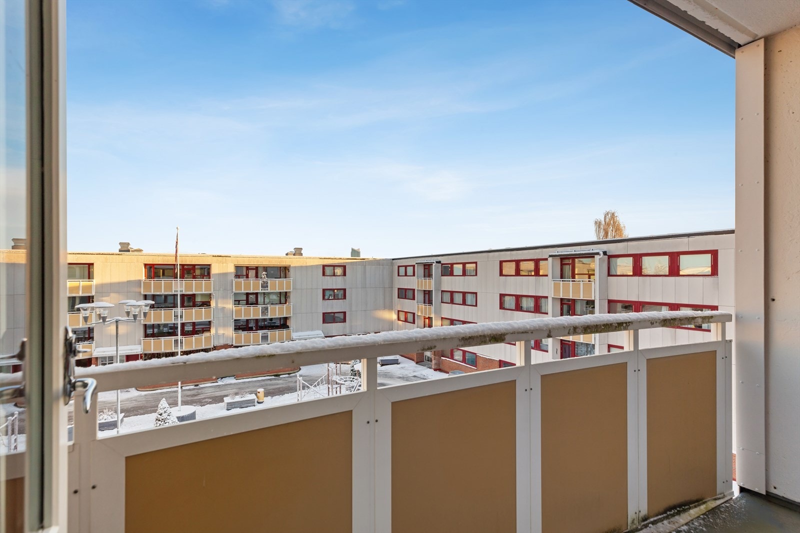 Fra soverom med utgang til balkong på 2,7 m². Fin utsikt over borettslaget med lekeplass. Galleribilde