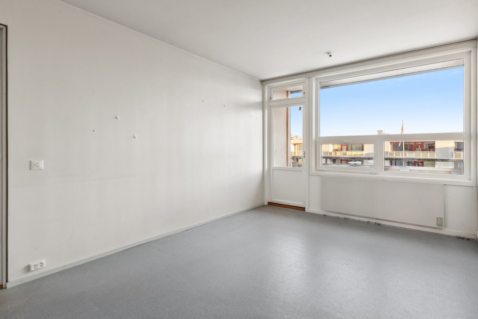 Romslig soverom på 14,7 m² med utgang til balkong på 2,7 m². Galleribilde