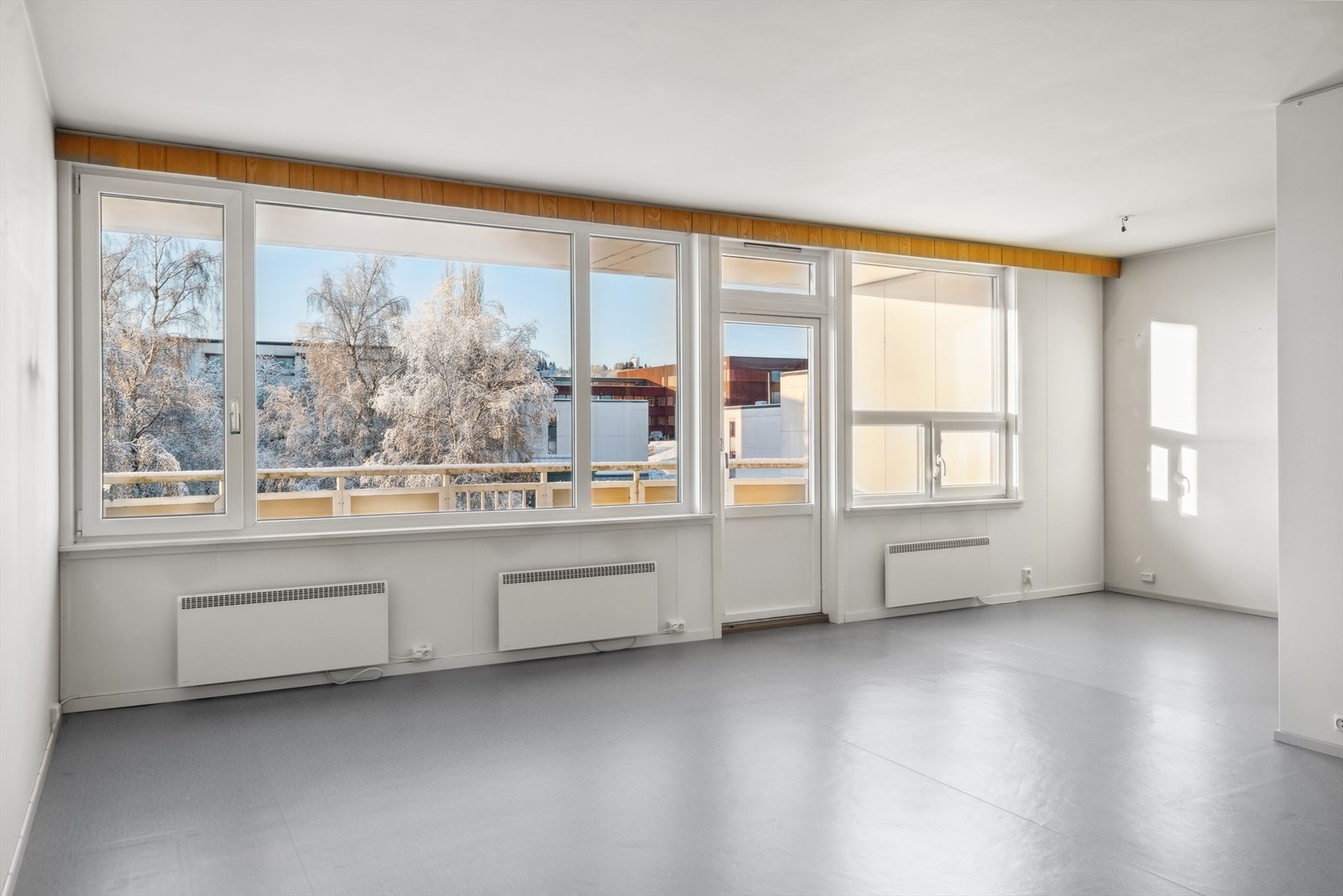 Romslig stue/kjøkken på 38,5 m². Galleribilde