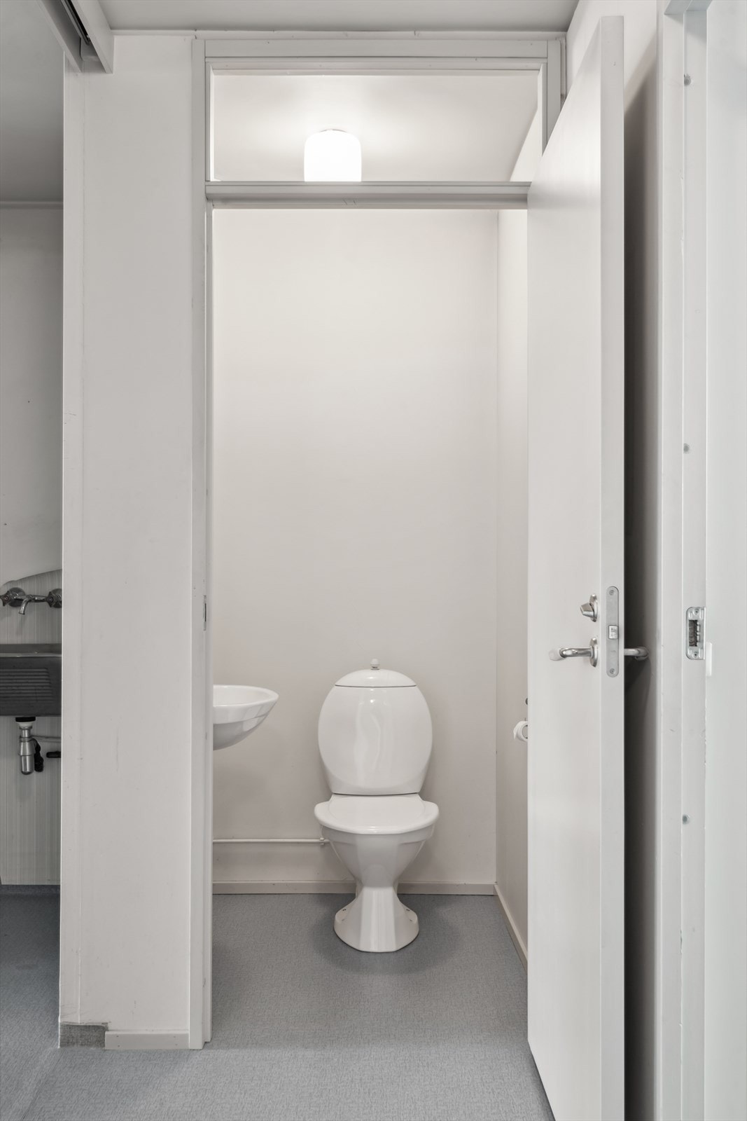 Talettrom med wc og vask. Galleribilde