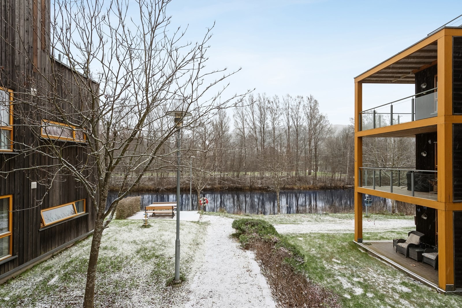 Elveparken og Sølfastøya ligger også en kort spasertur unna med flotte tur -og rekreasjonsmuligheter og med kort gangavstand til Drammen sentrum, samt til Gulskogen gård med flott parkanlegg. Galleribilde