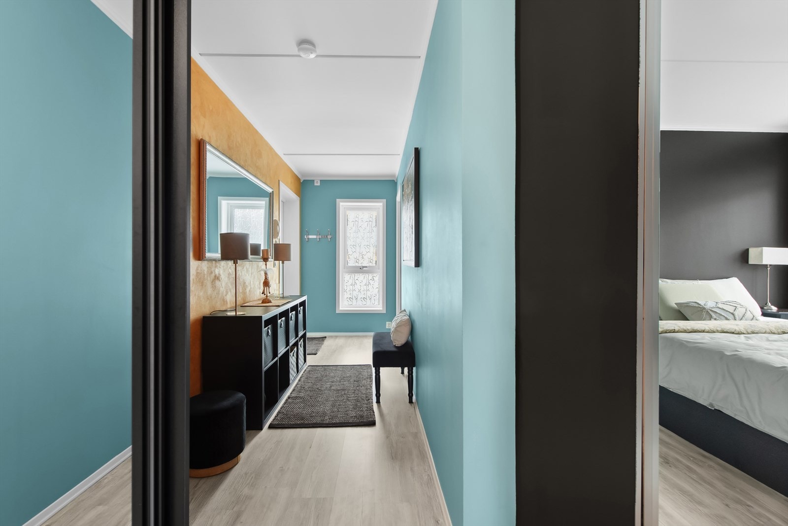 Velkommen inn! Det er montert romslig skyvedørgarderobe i gangen. Galleribilde