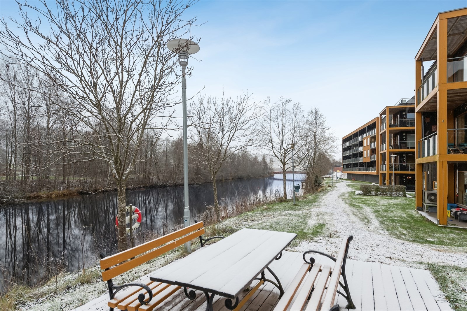 Leiligheten har en rolig og tilbaketrukket beliggenhet i et attraktivt og hyggelig boligområde ved Gulskogen i Drammen. Boligen har en fin intern beliggenhet i borettslaget med vestvendt balkong, samt umiddelbar nærhet til elva. Galleribilde