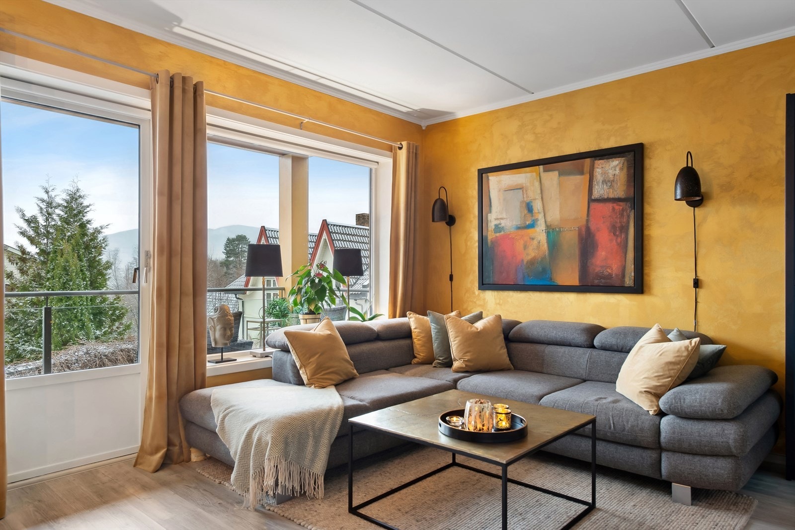 Leiligheten har en romslig stue med god plass til innredning i flere soner. Galleribilde