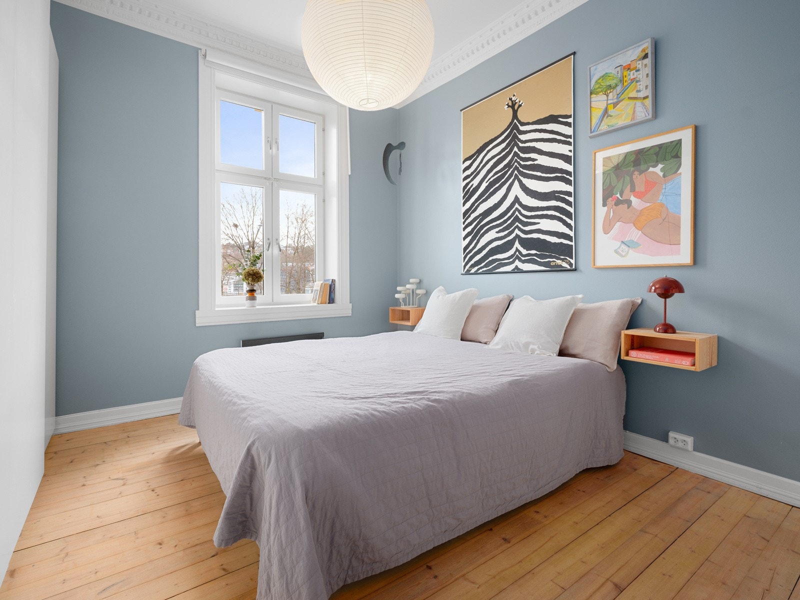 Boligen har to romslige soverom. Hovedsoverommet er malt i en behagelig blåfarge og gulv er belagt med heltre gulvbord. Galleribilde