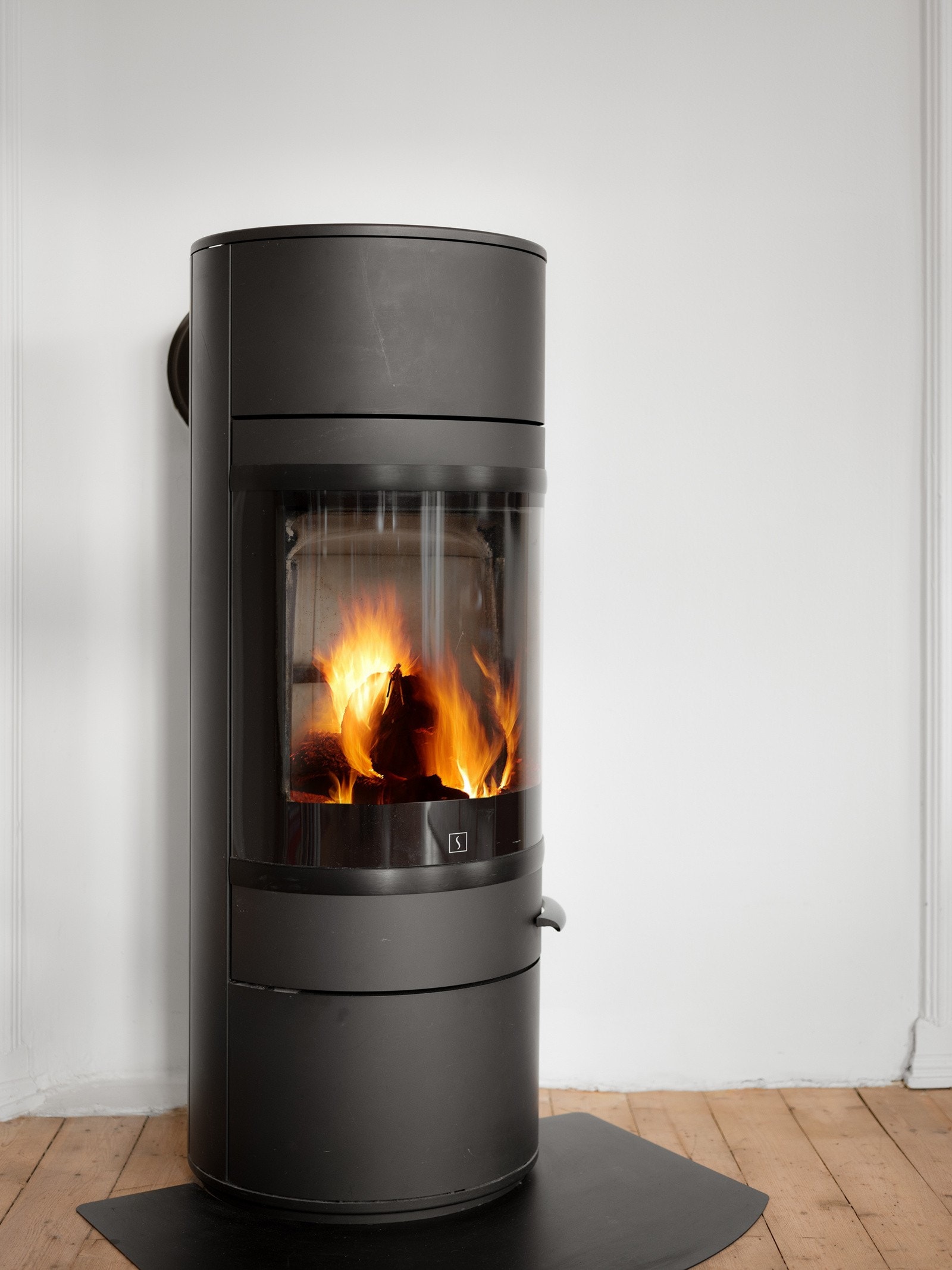 Peisovnen i stue varmer godt på kalde høst- og vinterdager! Galleribilde