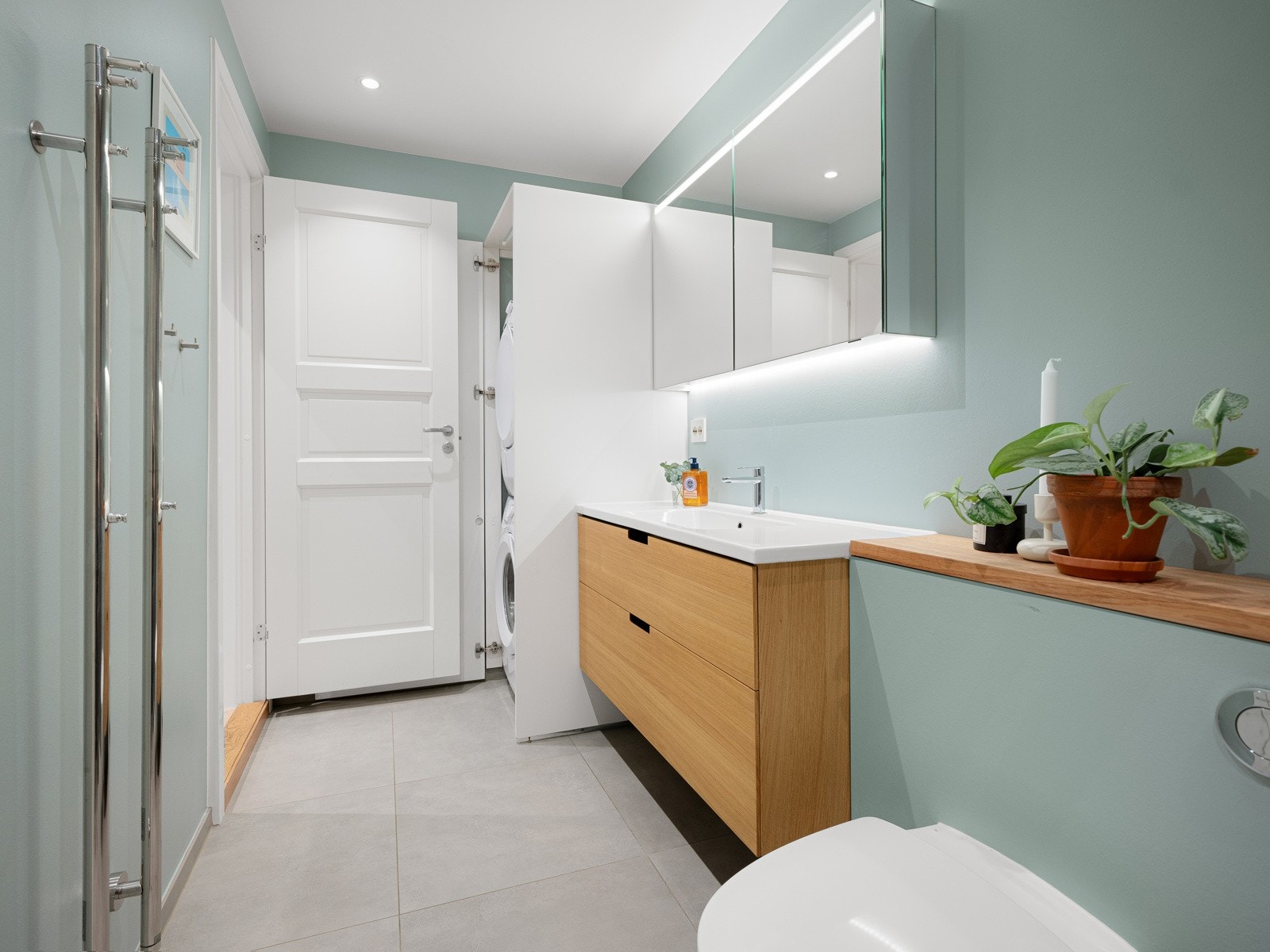 Lekkert baderom fra 2018. Her har du alt du trenger for en god start på dagen! Galleribilde