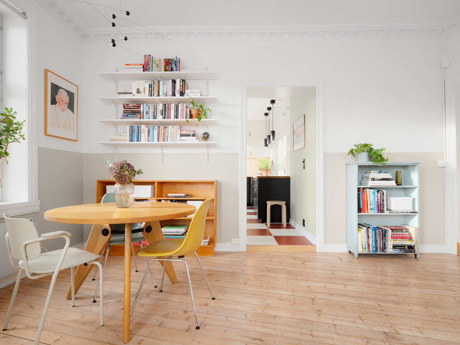 Leiligheten har en takhøyde på opptil 2,90 meter som gir en fantastisk atmosfære. Galleribilde