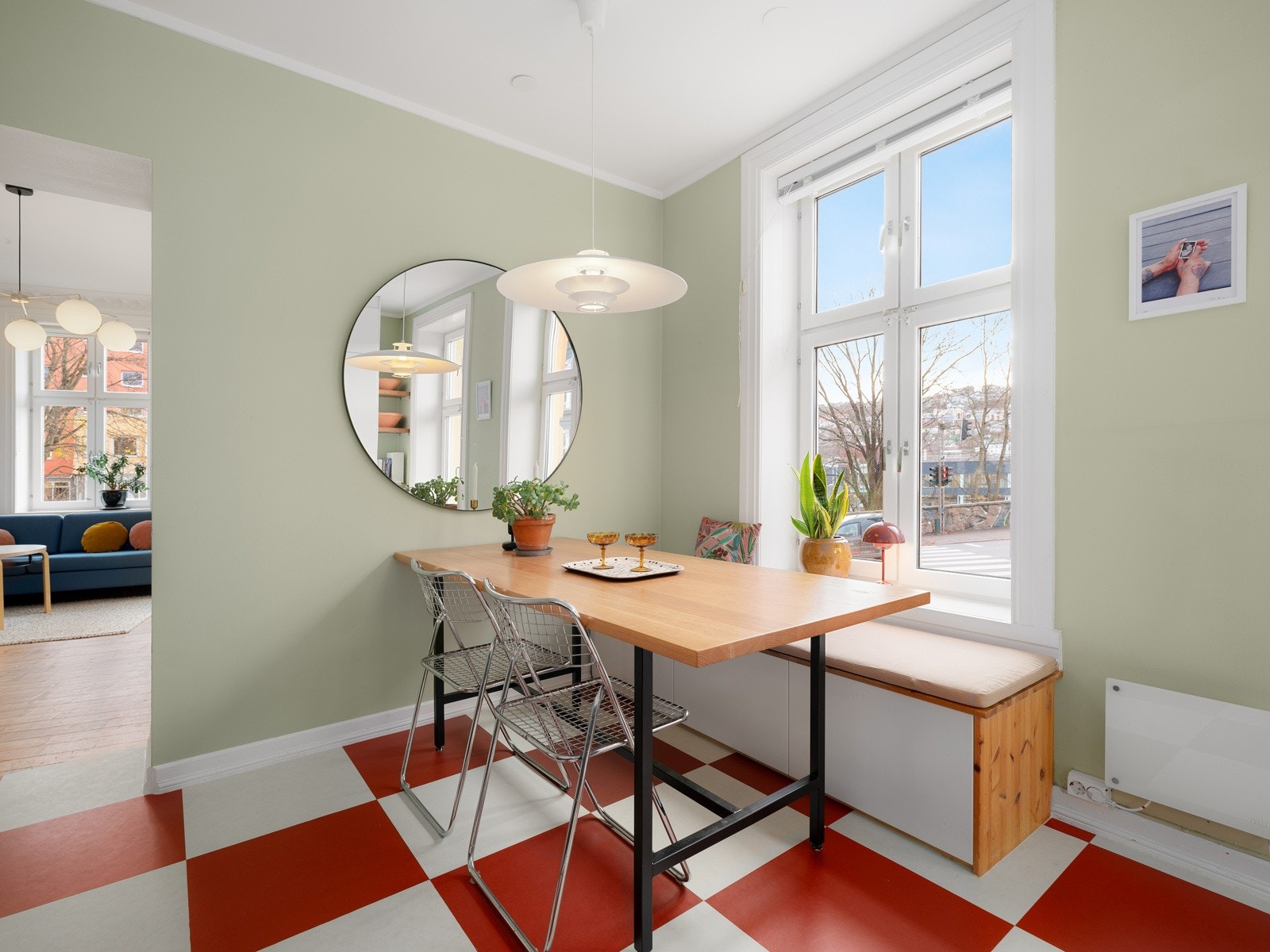 Plassbygd sittebenk med oppbevaring. Galleribilde