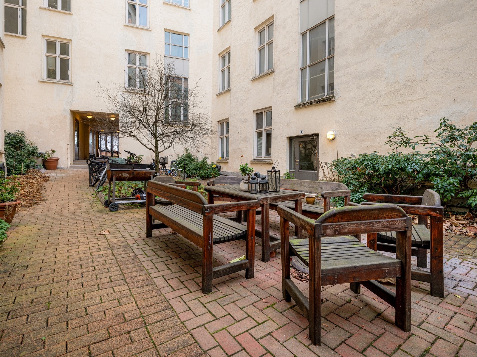 Borettslagets pent opparbeidede gårdsrom. Galleribilde