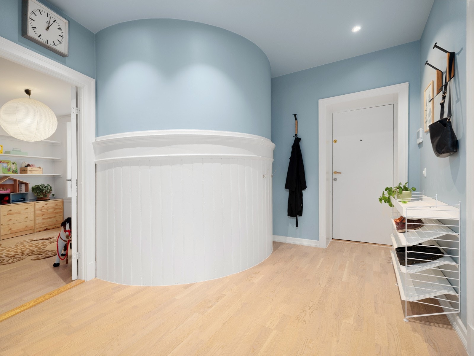 Entréen er innbydende og gir et flott førsteinntrykk av leiligheten. Galleribilde