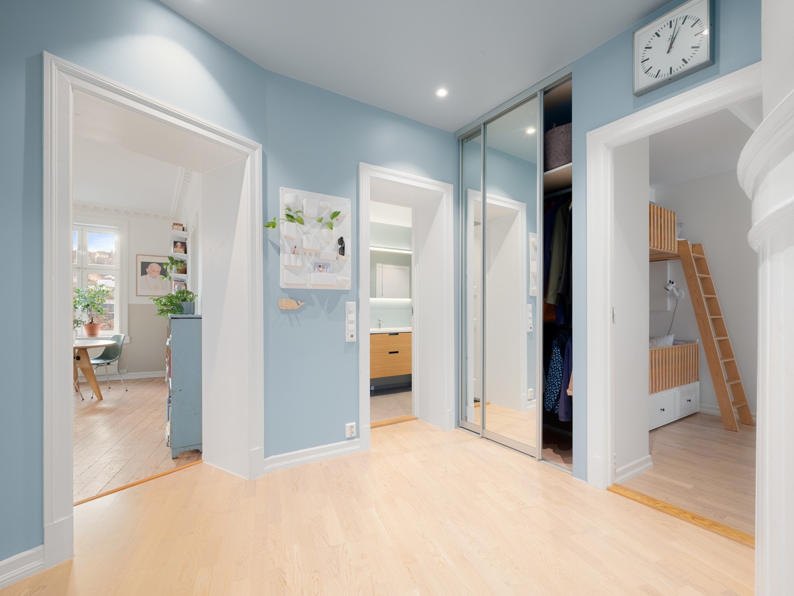 Det er etablert skyvedørsgarderobe som vil medfølge leiligheten. Galleribilde