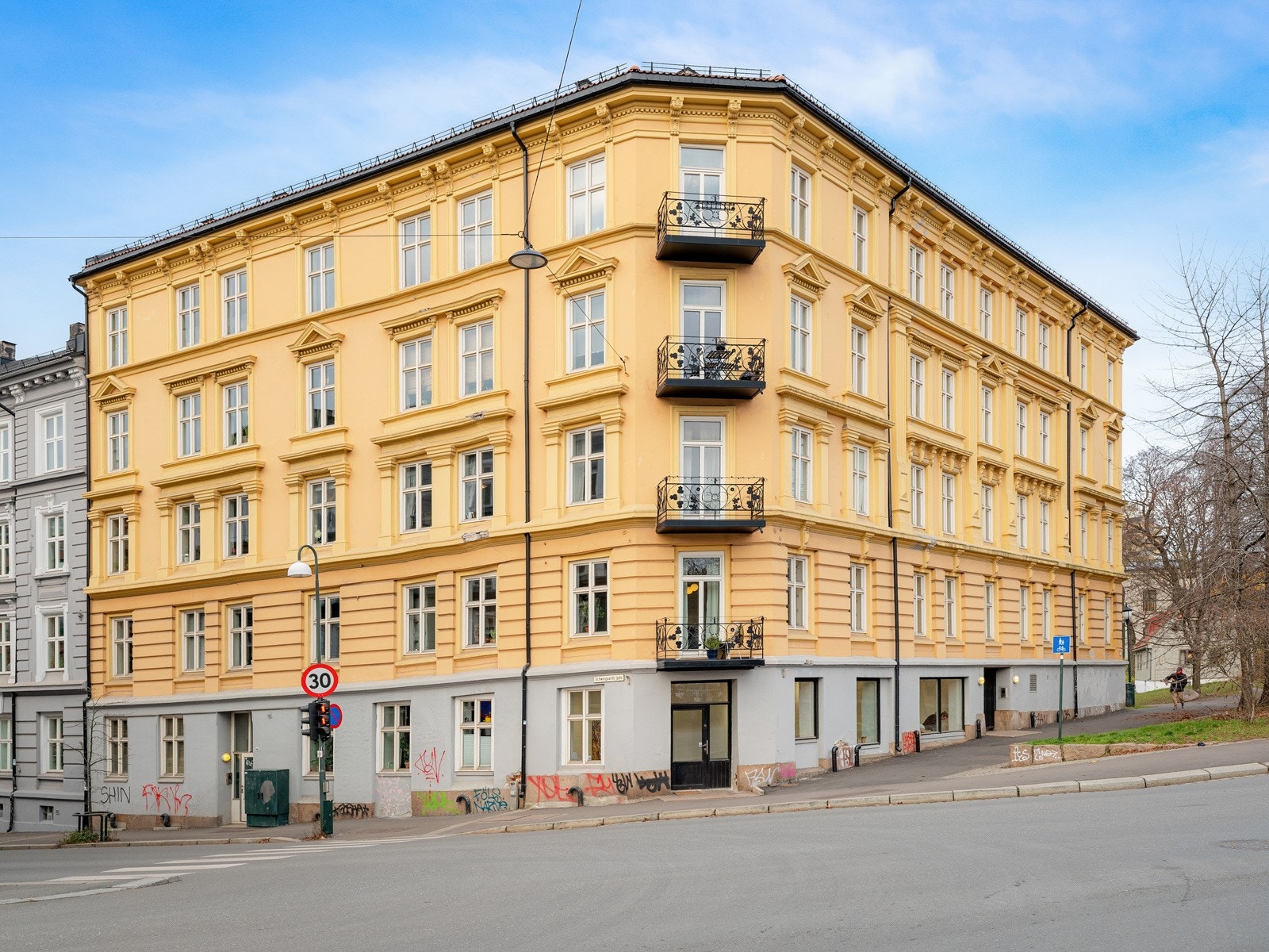 Borettslaget disponerer et næringslokale i 1.etg som i dag er leid ut til et kunstgalleri. Dette gir et godt bidrag til fellesskapet i form av fin aktivitet og liv på bakkeplan, samt gode inntekter. Galleribilde