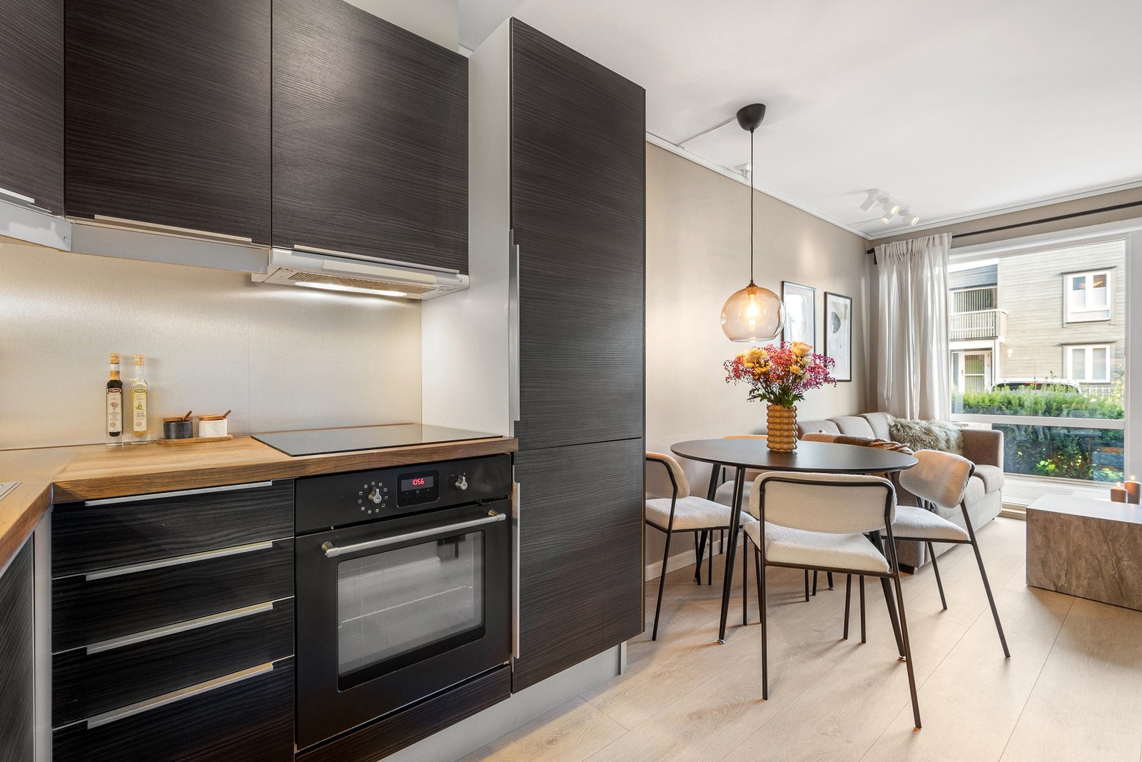 Det er vannbåren gulvvarme i absolutt alle rom. Hele leiligheten er malt i tidsriktige fargetoner. Galleribilde