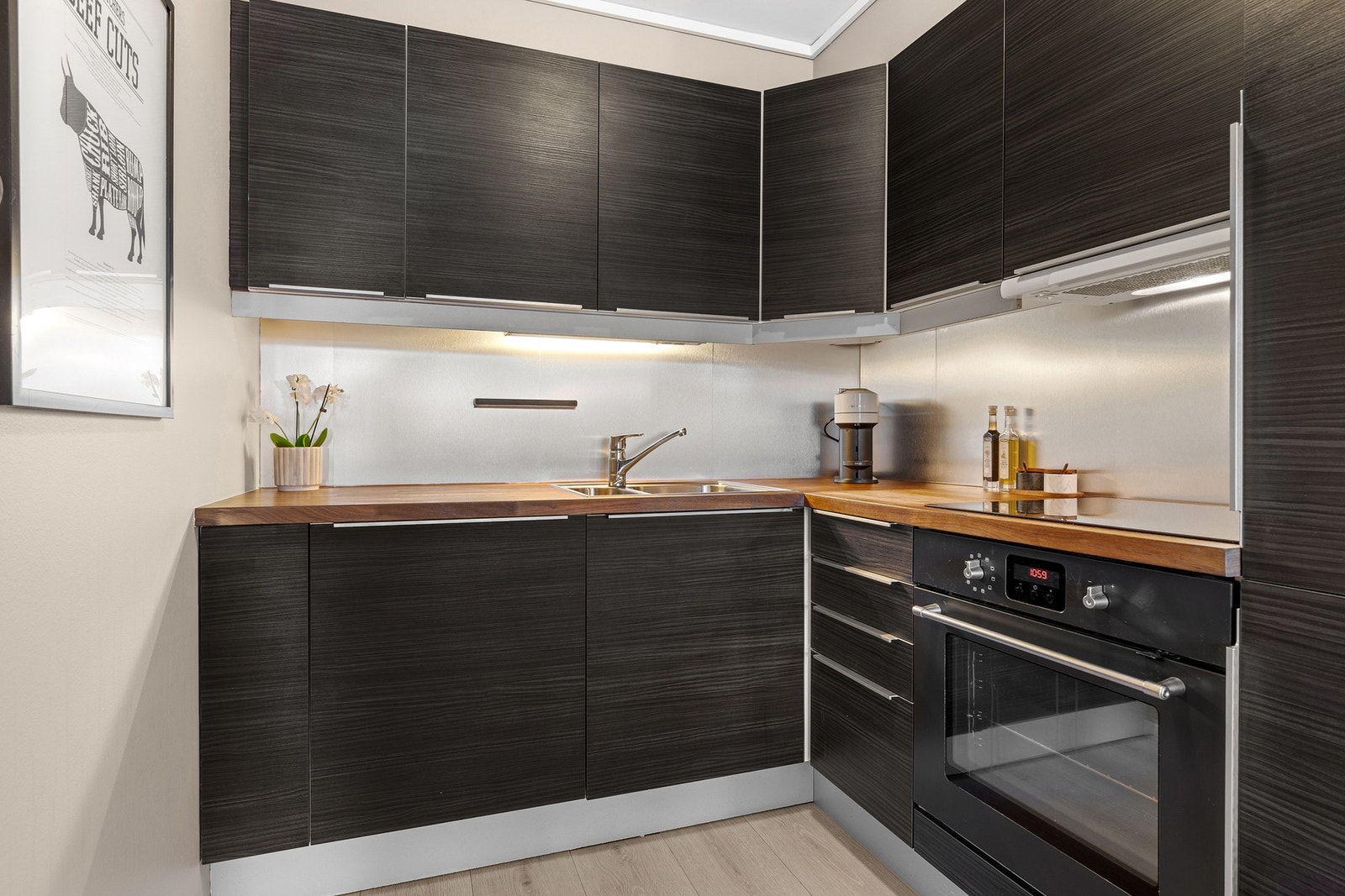 Kjøkkenet ble oppusset så sent i 2014 og har godt med skapplass. Galleribilde