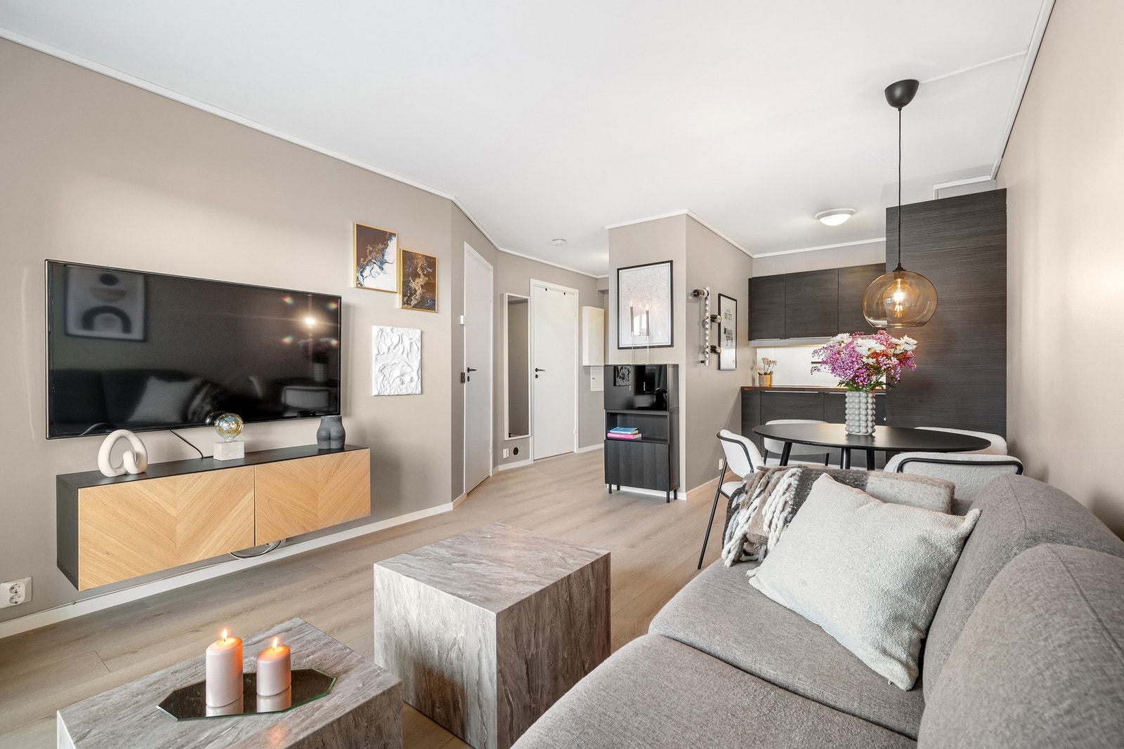 Her får du en flott leilighet fra 2006 som har vært gjenstand for vesentlig oppussing i nyere tid. Galleribilde