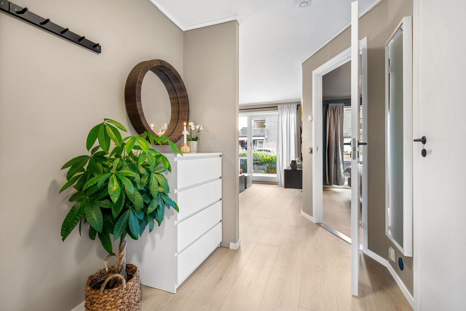 I inngangspartiet har man gode møbleringsmuligheter hvis man ønsker å sette inn f.eks en skyvedørsgarderobe. Galleribilde