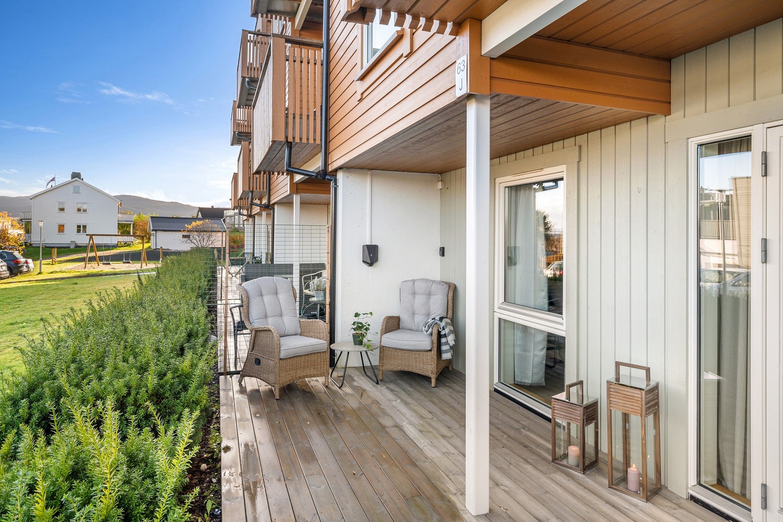 På sommerstid oppleves terrassen som en forlengelse av stua. Terrassen er fra 2021. Galleribilde