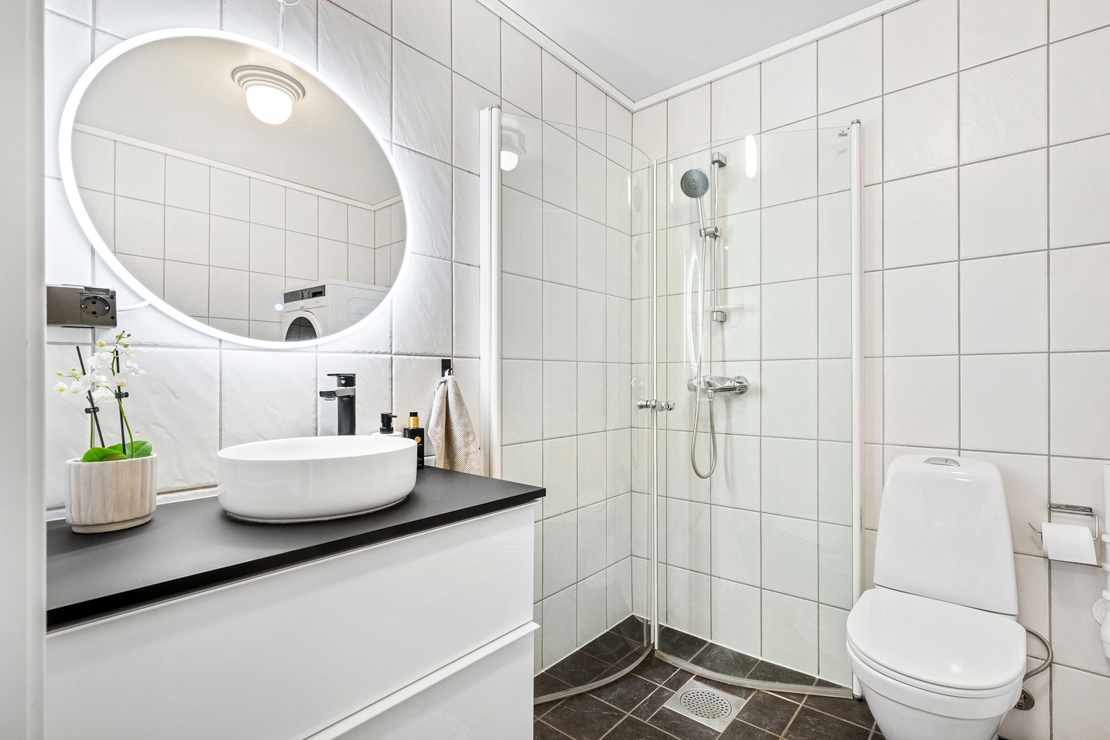 Godt med lagringsplass i innredningen. Dusjhjørne og WC. Galleribilde