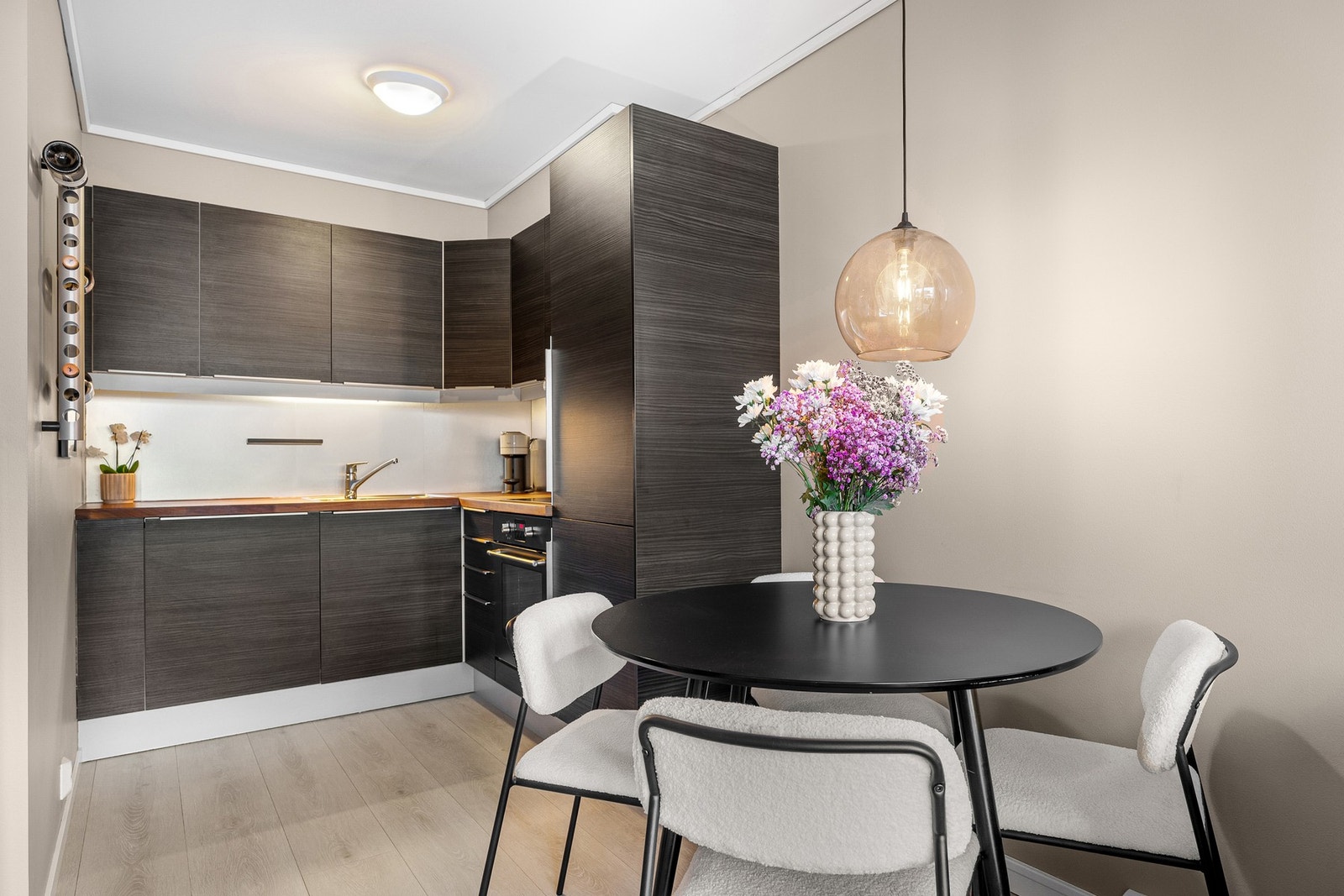 I overgangen til kjøkkenet finner spisebordet sin naturlige plass. Galleribilde