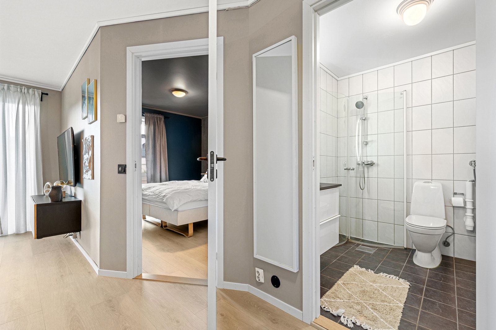 Badet ligger i tilknytning til gang/inngangspartiet. Galleribilde