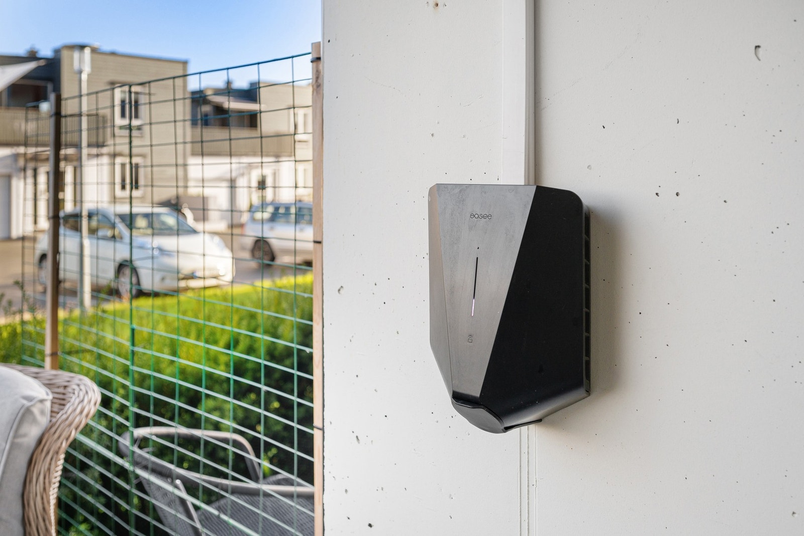 Det er montert elbillader på veggen på terrassen. Herfra kan du trekke ladekabelen bort til bilen som du parkerer på sameiets felles oppstillingsplasser. Galleribilde