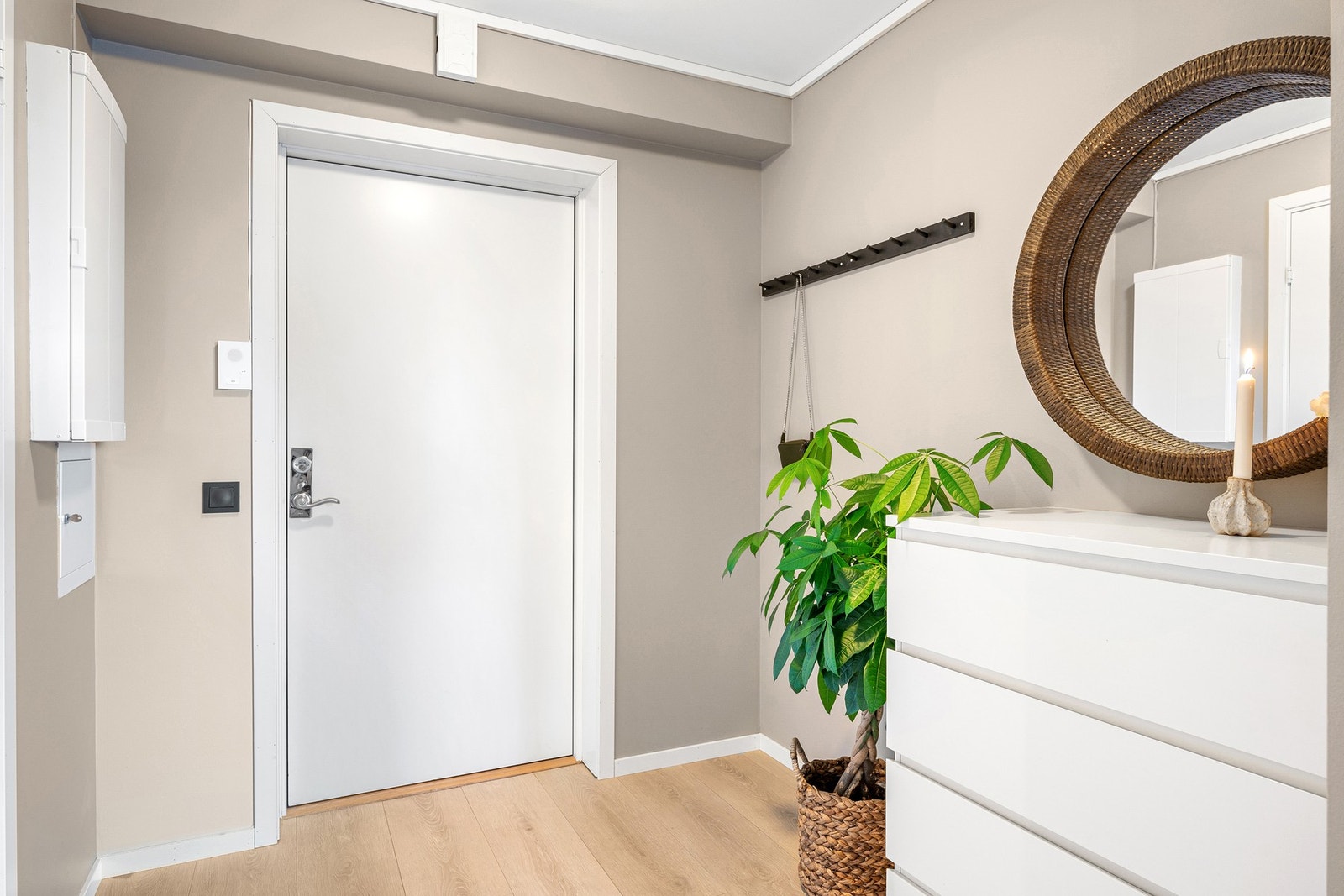 Flott inngangsparti med moderne callingsystem. Sikringsskap med automatsikringer. Galleribilde