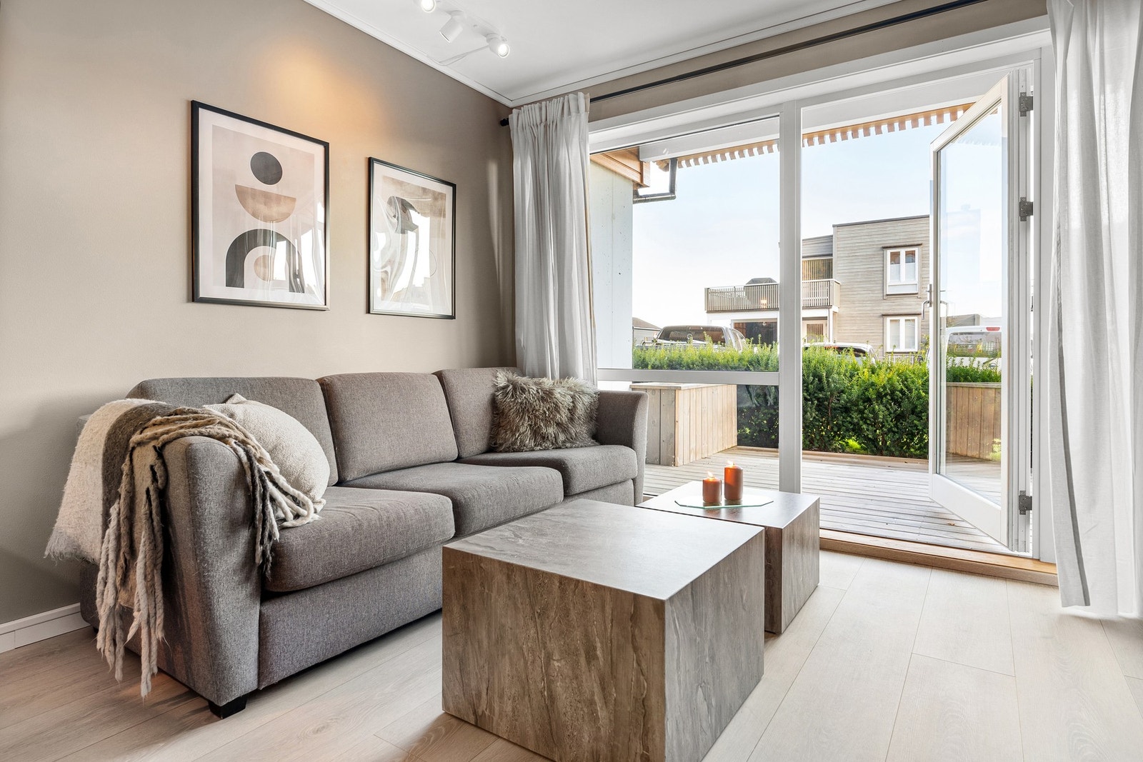 Boligen er på totalt 45 kvm og har en arealeffektiv planløsning. Svært flott og gjennomgående 1-stavs gulv. Galleribilde