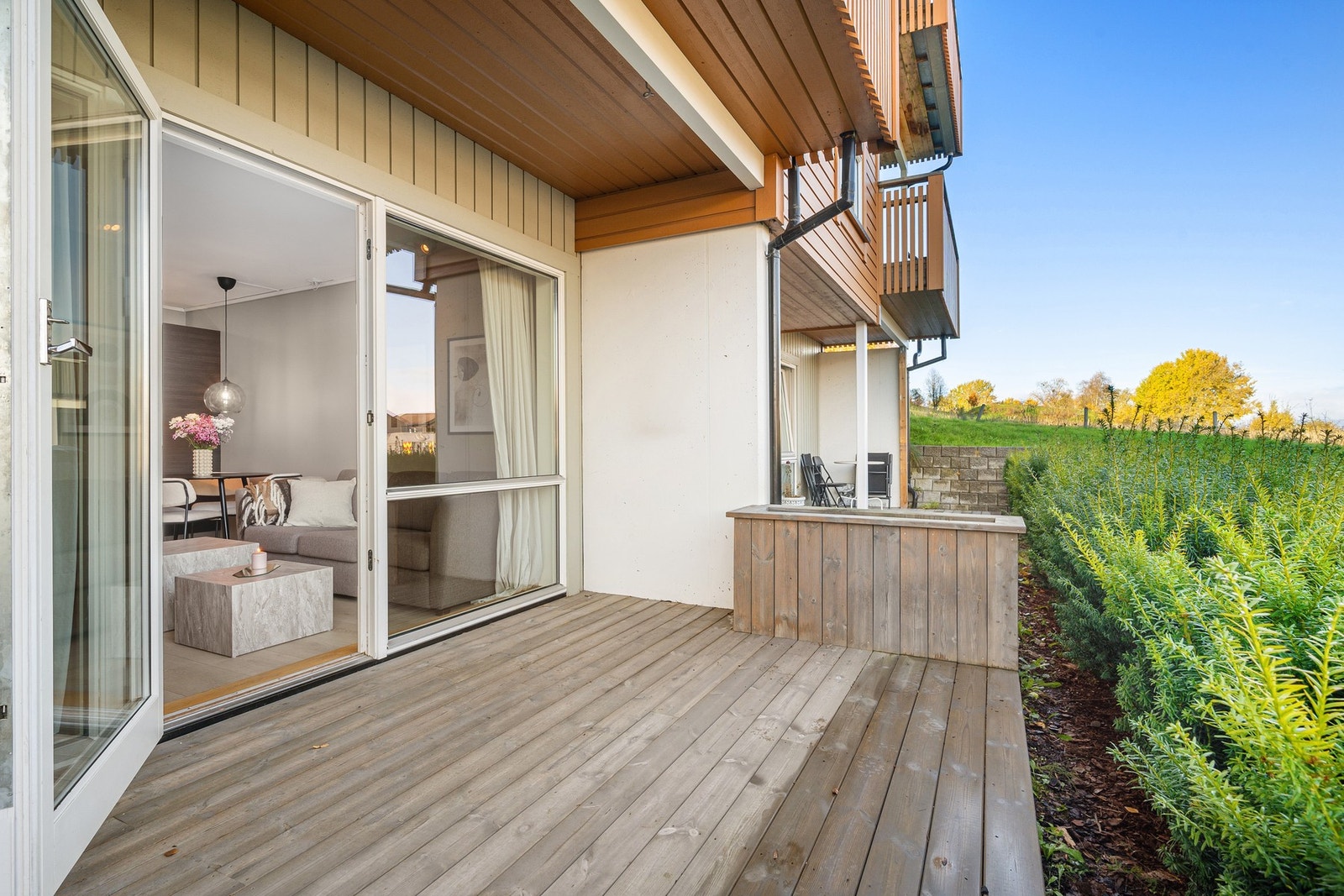 Fra stuen er det utgang til stor terrasse på hele 16 kvm. Her får du god plass til utemøblement og grill e.l. Galleribilde