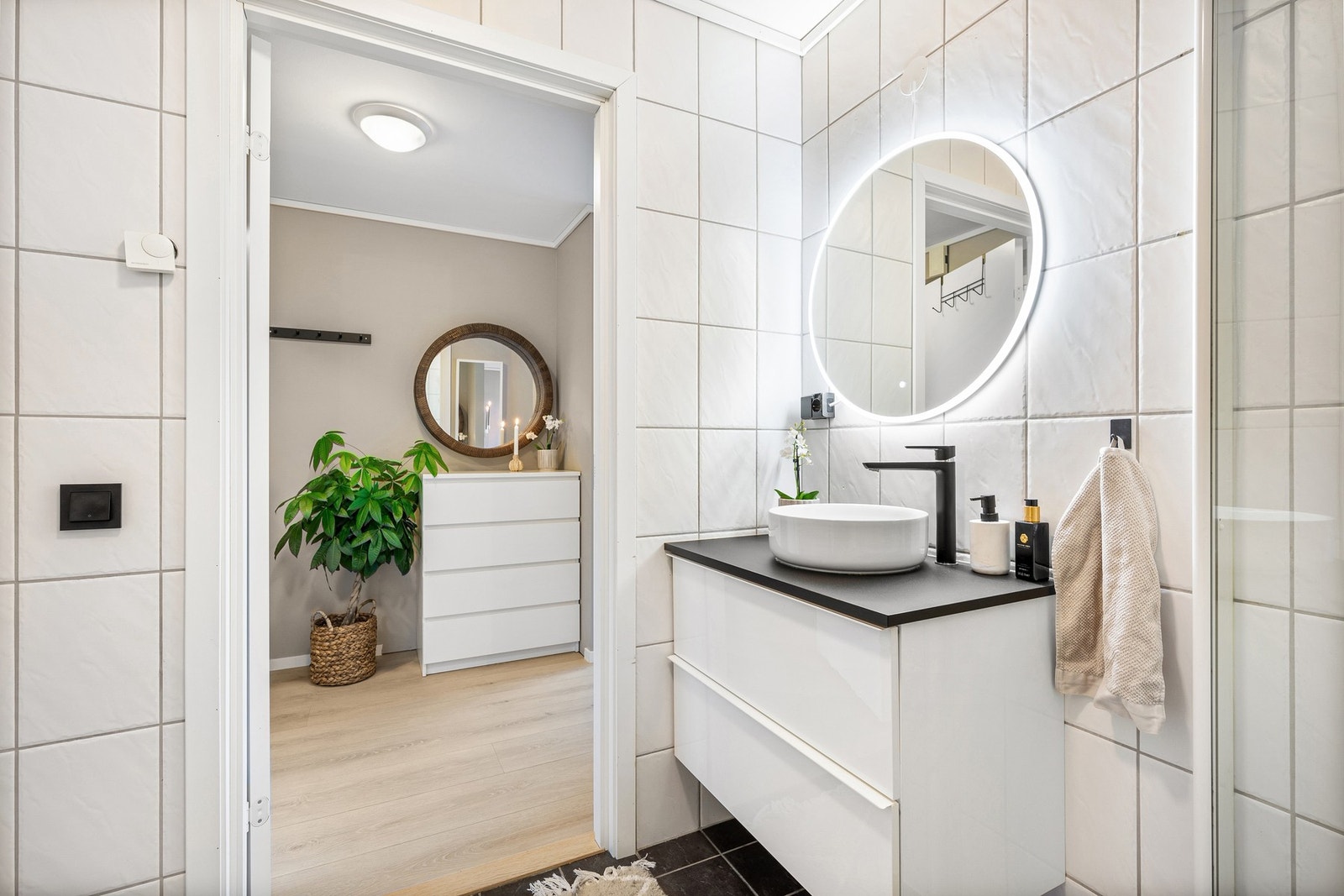 Delikat bad med flislagte flater og ny baderomsinnredning fra 2021. Galleribilde